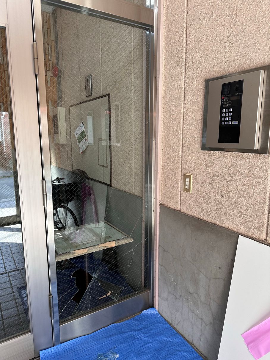 割れガラス修理 施工前の状態